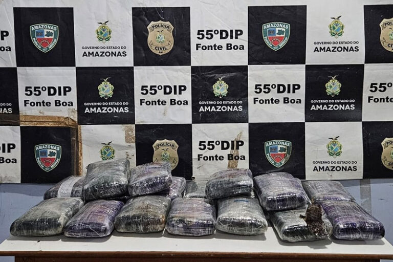 Em Fonte Boa, duas jovens são presas transportando 22 quilos de maconha em lancha