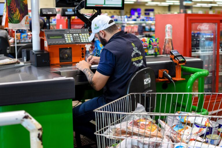 Supermercado é autuado por vender carne vencida e embalagens violadas em Manaus Supermercado é autuado por vender carne vencida e embalagens violadas em Manaus