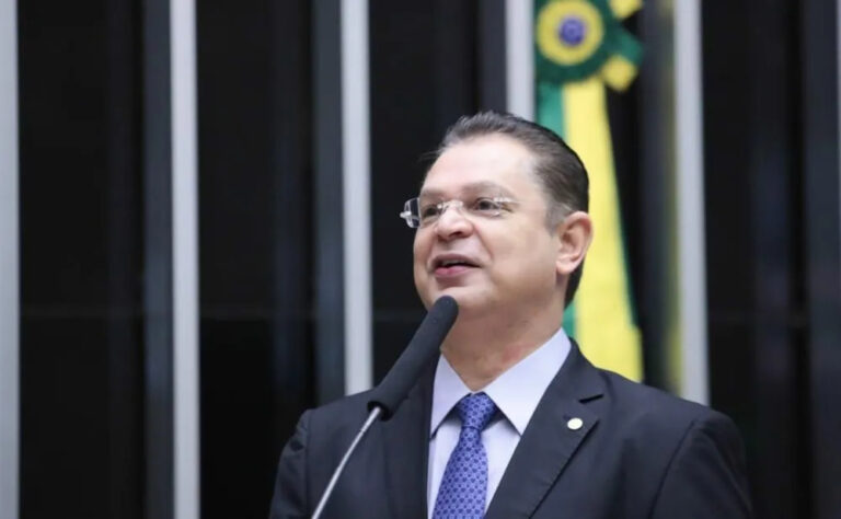 Deputado autor de PL do aborto rebate fala de Lula: "não entende nada de defesa da vida"