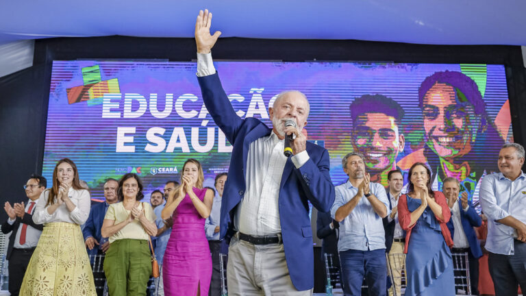 Lula pede para beneficiária do Bolsa Família “parar de ter filho” e chama presidente da Caixa Econômica de “gordinho”