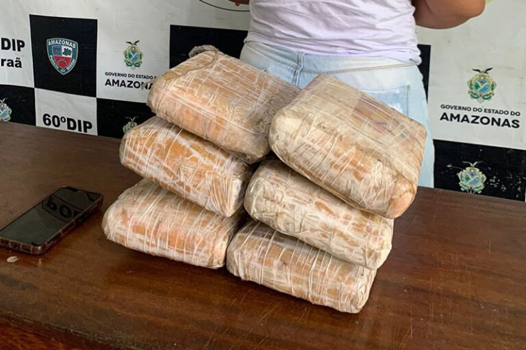 Após denúncias, mulher é presa com 6,8 quilos de skunk no porto de Maraã
