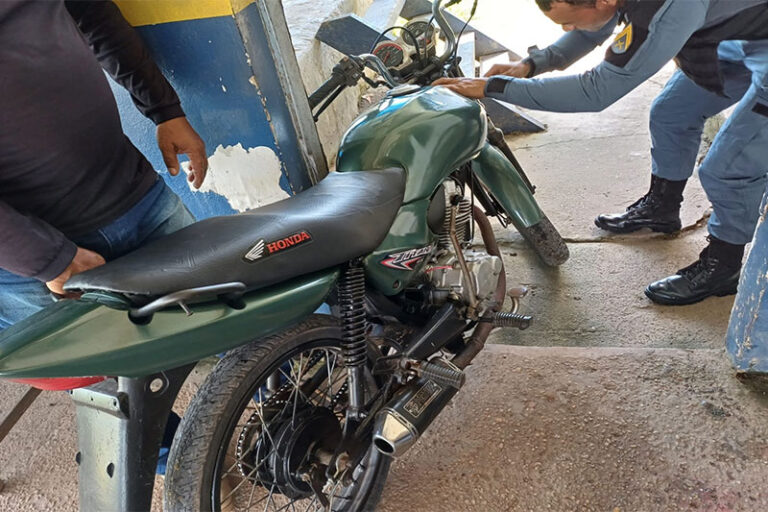 Duas motocicletas são recuperadas e adolescente é apreendido em ações da PM