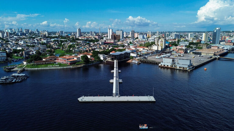 Prefeitura inaugura píer turístico “Manaus 355” conectado ao mirante Lúcia Almeida
