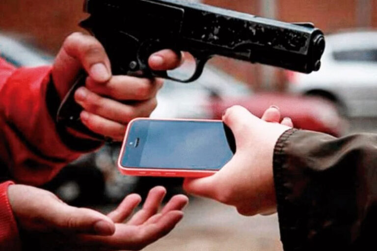 Dois homens são presos após roubos de celulares em Manaus