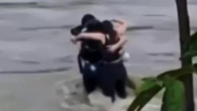 VÍDEO: Trio de amigos se abraça antes de serem levados por enxurrada na Itália
