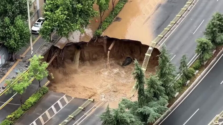 VÍDEO: Buraco gigantesco se abre em estrada de província na China