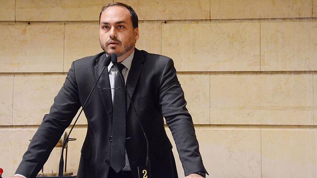 Site revela possível esquema de rachadinha no gabinete de Carlos Bolsonaro