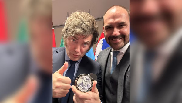 Presidente argentino Milei recebe medalha de “imbrochável” dos Bolsonaros