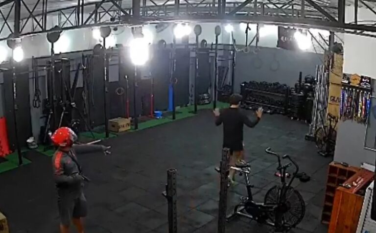 VÍDEO: Homem é assaltado em academia de crossfit no RJ: "Dá a senha, desgraçado", diz o ladrão