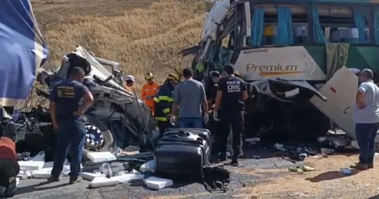 MG: Colisão entre carreta e ônibus deixa quatro pessoas mortas e 32 feridas 