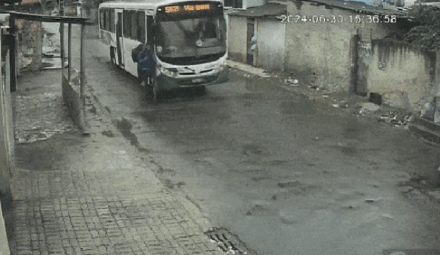 Entregador de aplicativo é quase esmagado por ônibus no Rio de Janeiro
