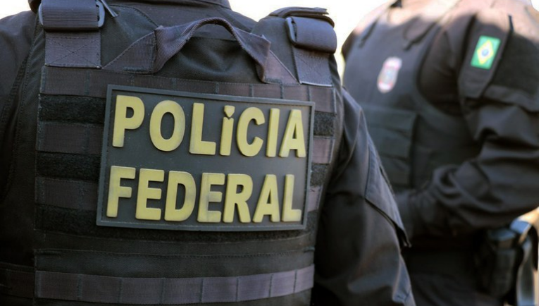 Polícia Federal deflagra operação para apurar falsificação de carteira de vacinação contra Covid-19