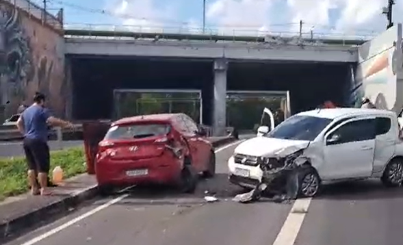 VÍDEO: Carros se chocam em acidente na Av. das Flores, em Manaus