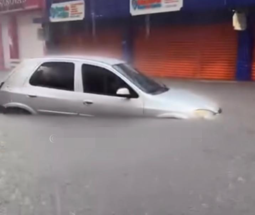 Carro é ‘engolido’ pela água durante forte temporal no Centro de Manaus; vídeos