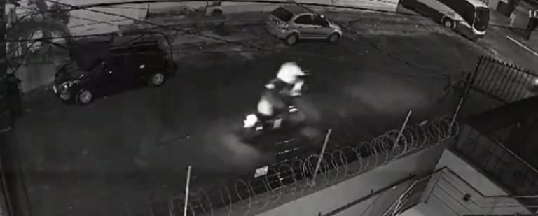 VÍDEO: Bandidos furtam motocicletas durante a madrugada no bairro Compensa