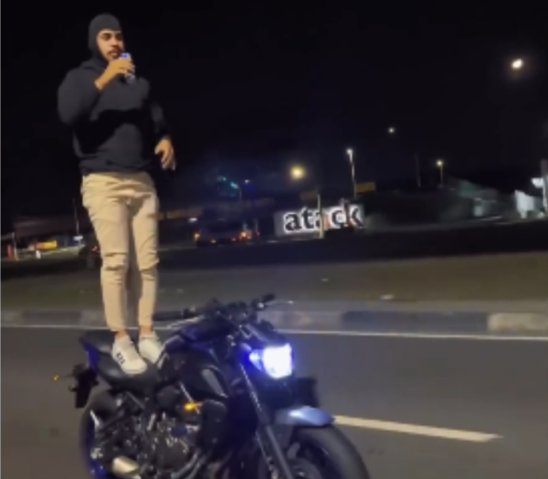Motociclista que foi filmado de pé em cima da moto é indiciado pela polícia
