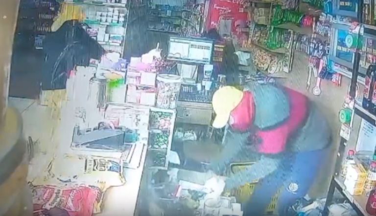 VÍDEO: Assaltantes rendem clientes de mercadinho e roubam R$ 14 mil do caixa, em Itacoatiara