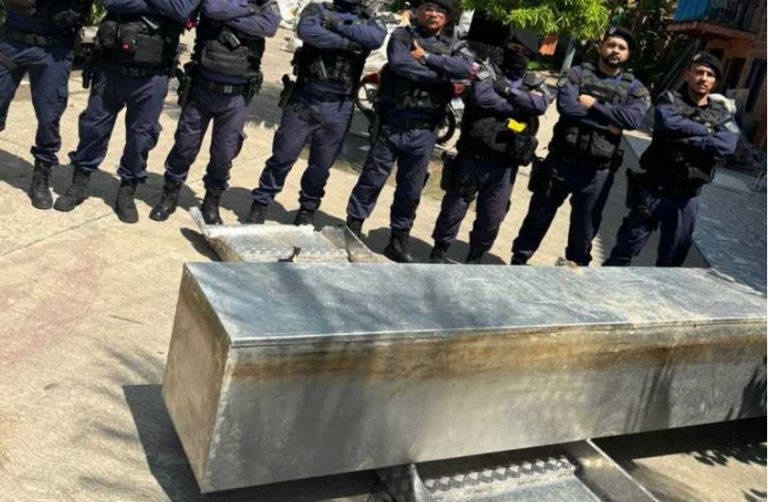 Ecobarreira furtada de igarapé é encontrada em ferro-velho no Morro da Liberdade