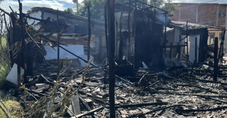 VÍDEO: Incêndio destrói nove barracos em comunidade de Cabedelo, na Paraíba