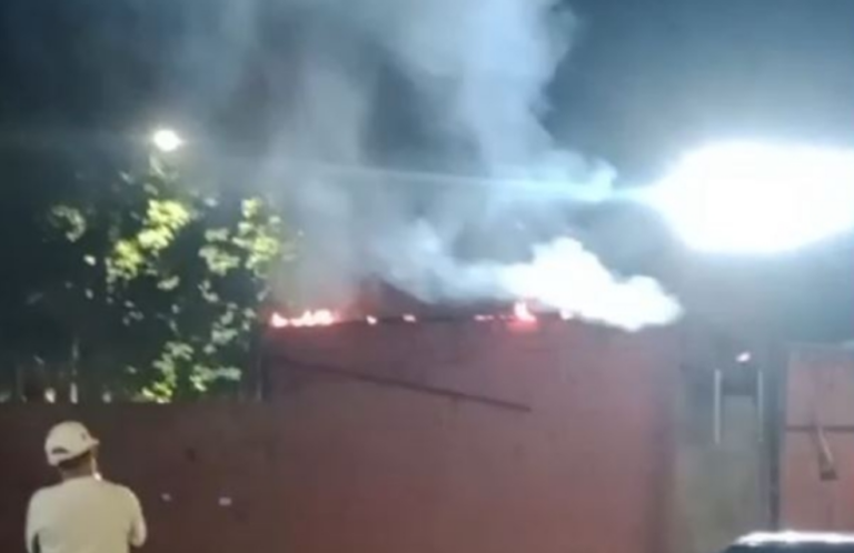 VÍDEO: Casa de idoso fica destruída após incêndio no Colônia Terra Nova