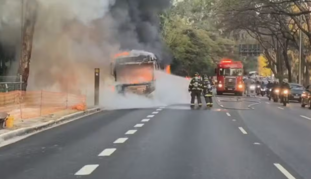 Vídeo: ônibus e moto pegam fogo após acidente em São Paulo