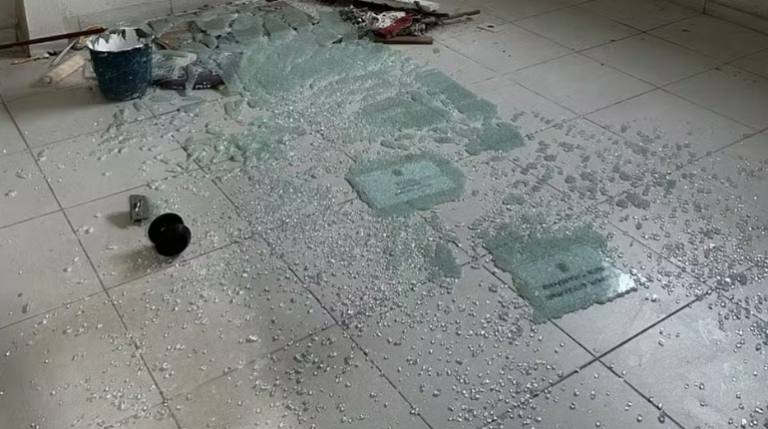 No ES, homem quebra porta de delegacia após se entregar à polícia e ter pedido de prisão negado