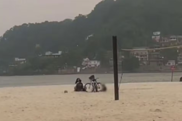 VÍDEO: casal é flagrado fazendo sexo ao lado de criança em praia de SP