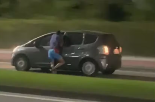 Homem será indiciado após se passar por motorista que arrastou suposto ladrão em janela de carro