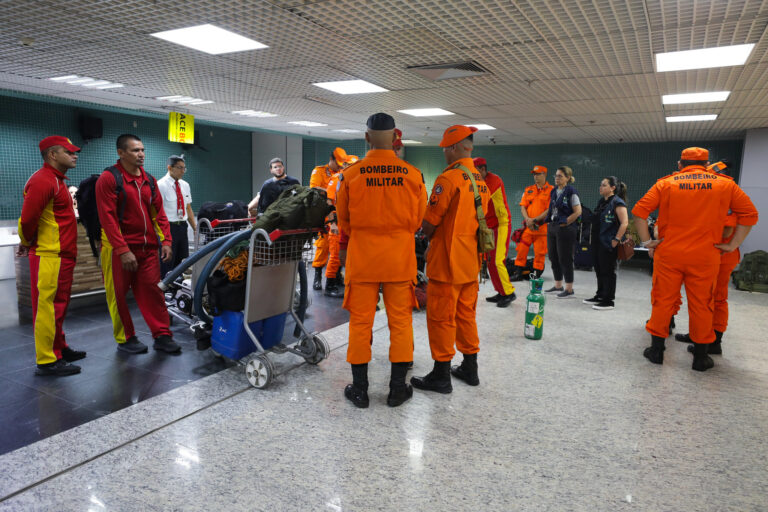 Equipes do Governo do Amazonas são enviadas a Uarini para atender vítimas de incêndio em barco