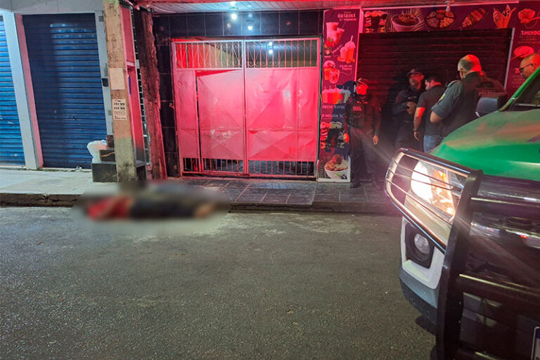 Dupla em moto executa entregador a tiros na zona Norte de Manaus