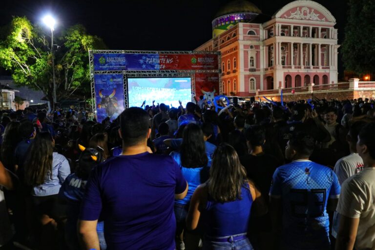 Torcidas assistem Festival de Parintins no Largo São Sebastião