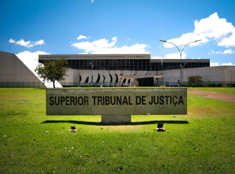 STJ julga casos de racismo reverso