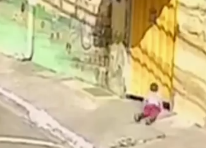 VÍDEO: Criança foge de creche por baixo do portão em SP