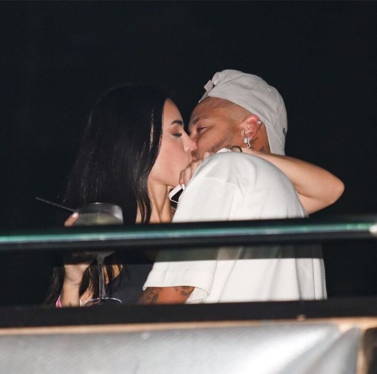 Neymar e Bruna Biancardi beijam muito em show de Thiaguinho