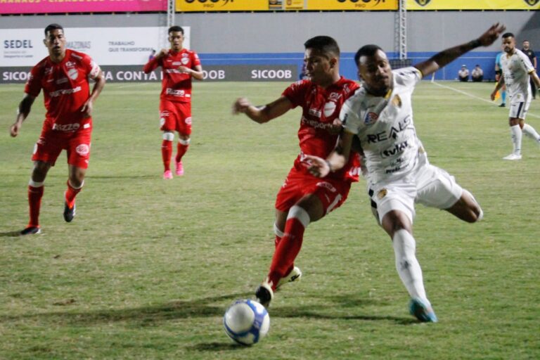 Amazonas FC perde de virada para o Vila Nova-GO na Série B