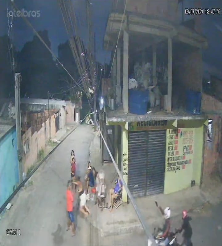 VÍDEO: ‘Dois numa moto’ roubam pessoas no Colônia Terra Nova