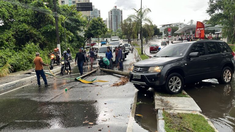 VÍDEO: Com forte chuva, motorista perde o controle do carro e derruba poste no bairro São Jorge