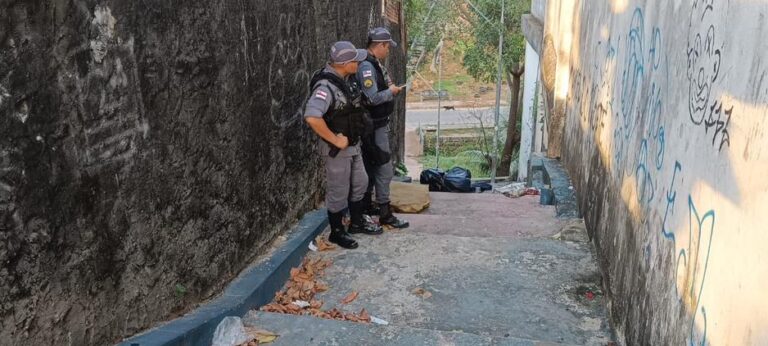 Enrolado em saco de lixo, corpo é encontrado ao lado de igreja no bairro Santo Agostinho