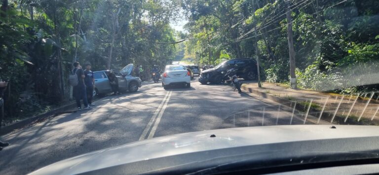 Motorista é socorrida após bater em dois carros na estrada da Ufam