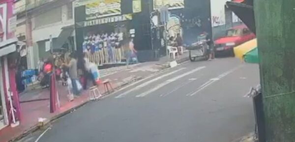 VÍDEO: Vendedor de churrasco é atropelado no Centro de Manaus; motorista fugiu sem prestar socorro