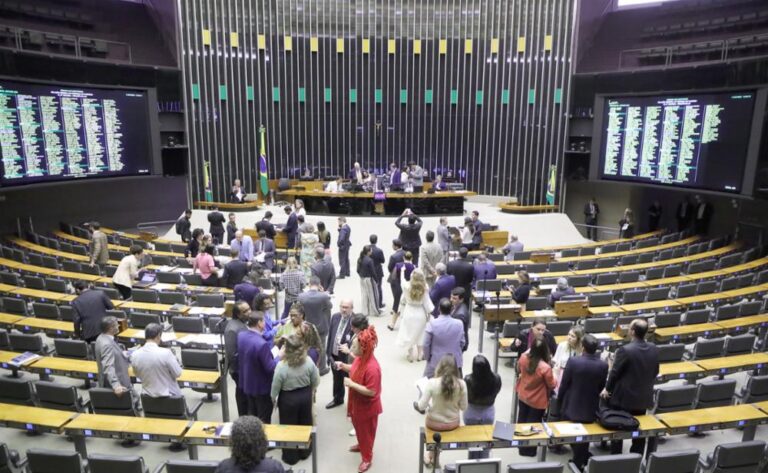 CCJ da Câmara adia votação da PEC que limita decisões do STF após pedido de vista