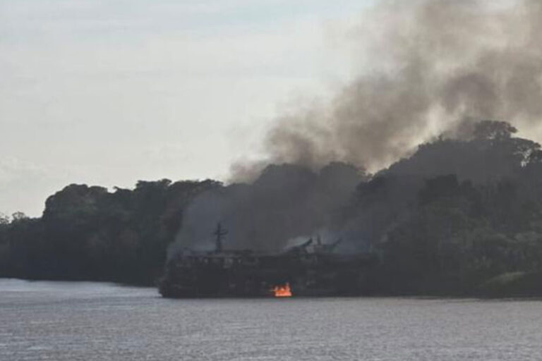 Embarcação pega fogo no rio Solimões, no Amazonas
