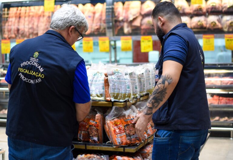 Frango, bacon e calabresa: supermercado é autuado por vender 40kg de alimentos impróprios para consumo