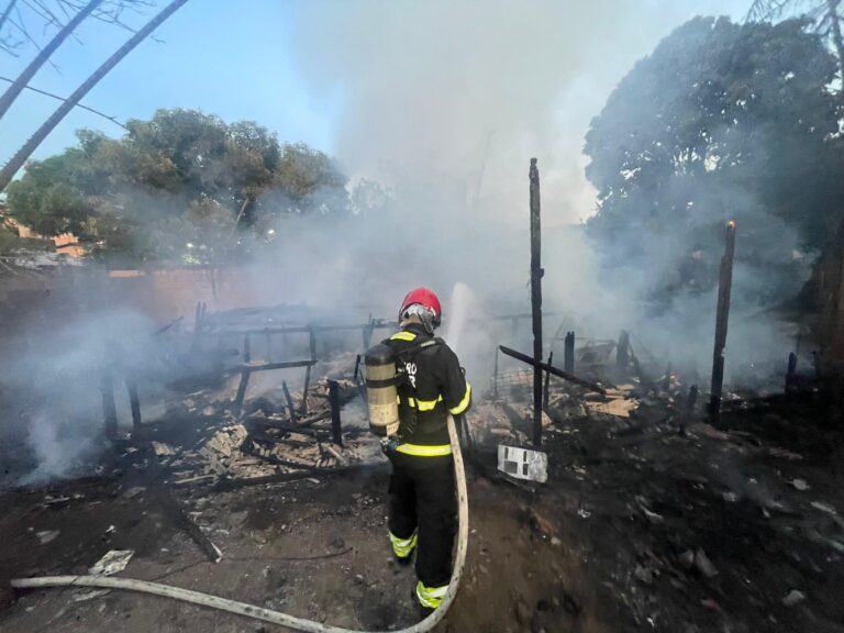 Incêndio destrói casa de madeira na zona Leste de Manaus