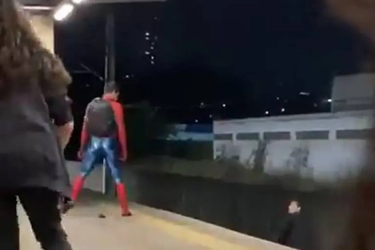 VÍDEO: Briga entre "Homem-Aranha" e "Batman" em estação de metrô em BH viraliza