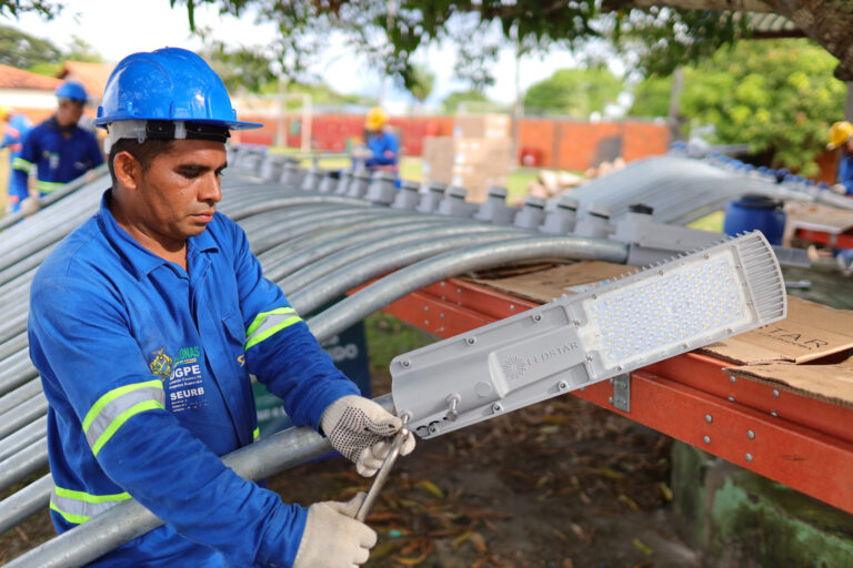 Luz de LED é implantada no Campus da UEA, em Parintins