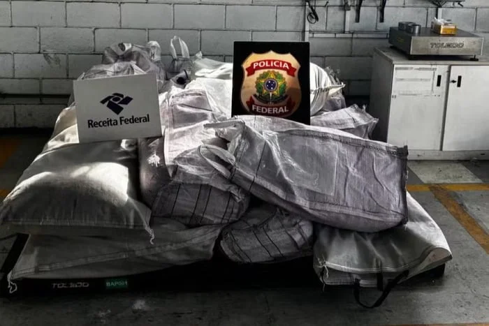 PF apreende 880kg de cocaína em meio a carga de açúcar com destino à África