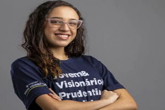 Aluna brasileira de 17 anos está entre as 50 melhores do mundo Aluna brasileira de 17 anos está entre as 50 melhores do mundo