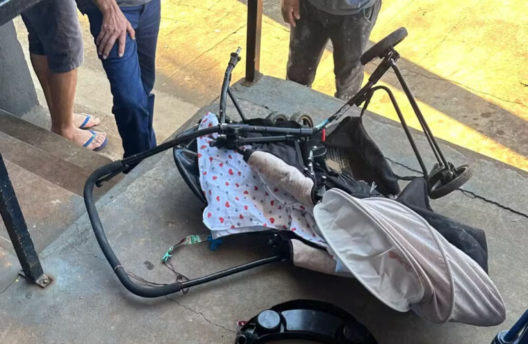 Mulher morre e bebê fica ferido após serem prensados por carro no Paraná