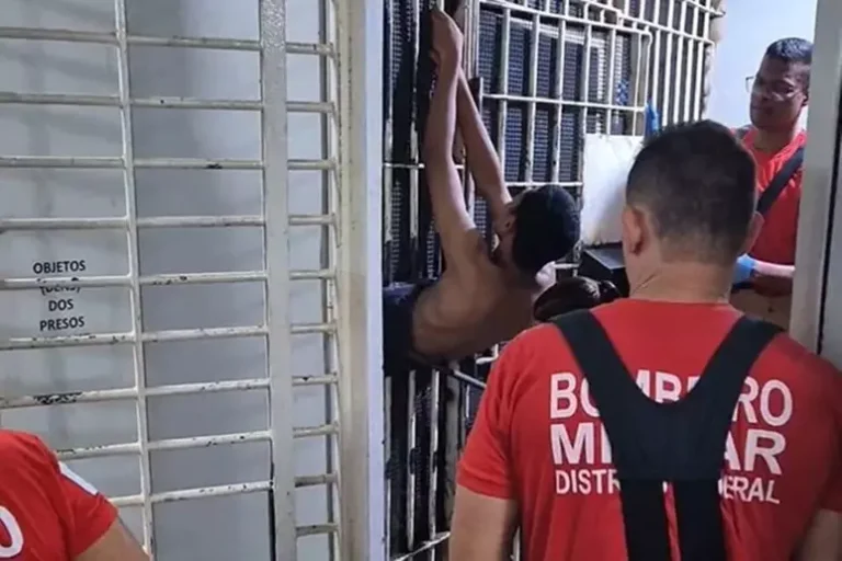 VÍDEO: Preso tenta fugir e acaba ficando ‘entalado’ em cela de delegacia no DF 